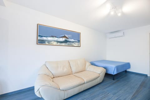 Seating area, air conditioner