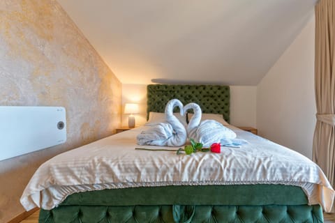 Bed, Bedroom, towels