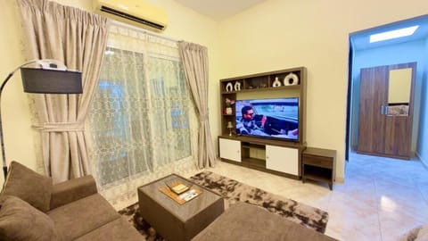 Communal lounge/ TV room, Bed, TV and multimedia, Living room, Photo of the whole room, Seating area, Bedroom