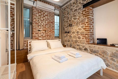 Stone studio just a 3min walk from the Clock Tower Apartment in Izmir