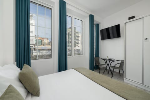 Bed, TV and multimedia, Photo of the whole room, Seating area, Bedroom, wardrobe