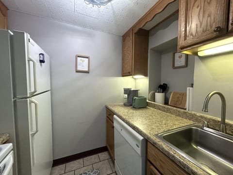 Amazing Lake Winni Views in Cedar Lodge Complex Apartment in Laconia