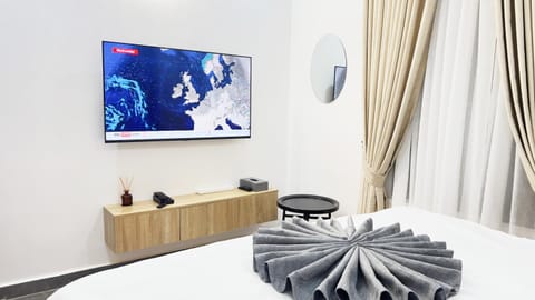 Bed, TV and multimedia, Photo of the whole room, Bedroom