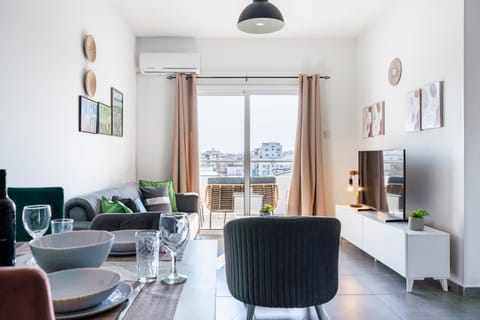 Living room, Dining area, Evening entertainment