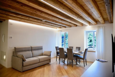 TV and multimedia, Seating area, Dining area