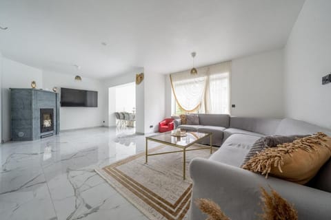 Communal lounge/ TV room, TV and multimedia, Living room, Seating area, Evening entertainment, fireplace