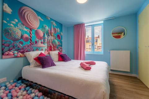 Photo of the whole room, Bedroom