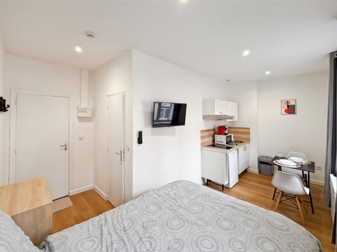 Bed, TV and multimedia, Kitchen or kitchenette, Photo of the whole room, Bedroom