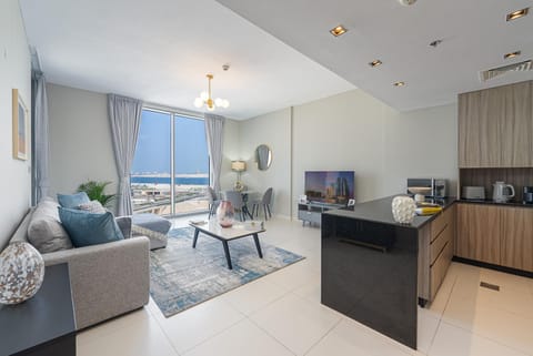 Kitchen or kitchenette, Living room, Seating area, Dining area, oven