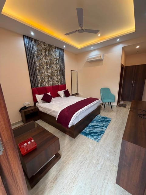 Bed, Living room, Photo of the whole room, Seating area, Bedroom, air conditioner