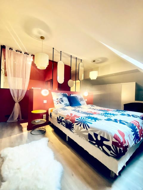 Bed, Photo of the whole room, Bedroom