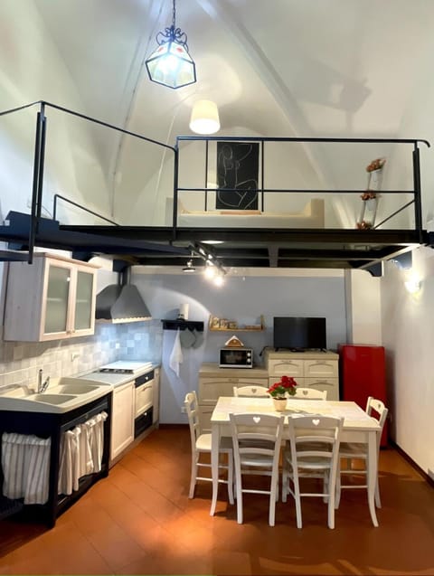 Kitchen or kitchenette, Dining area, Breakfast, oven, stove