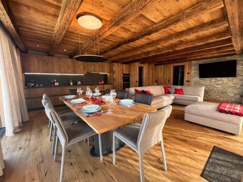 Communal lounge/ TV room, TV and multimedia, Living room, Seating area, Dining area