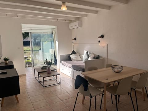 Seating area, Dining area, air conditioner