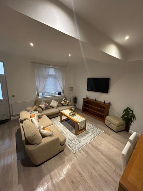 TV and multimedia, Living room, Photo of the whole room, Seating area, internet