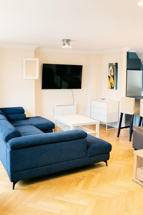 Communal lounge/ TV room, TV and multimedia, Living room, Seating area, Evening entertainment