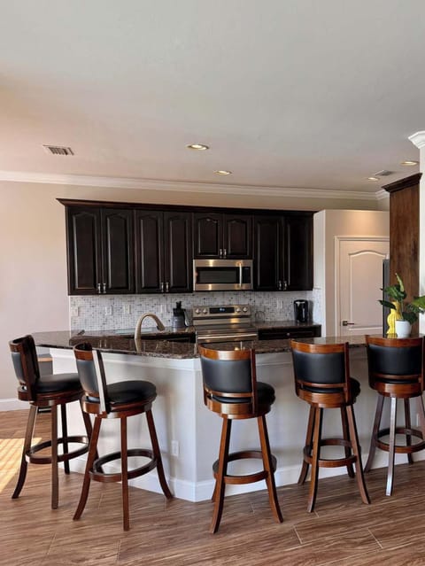 Beautiful 3 Bedroom Home House in Iona