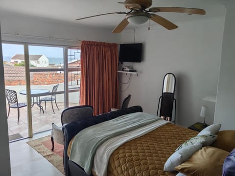 TV and multimedia, Photo of the whole room, Seating area, Bedroom