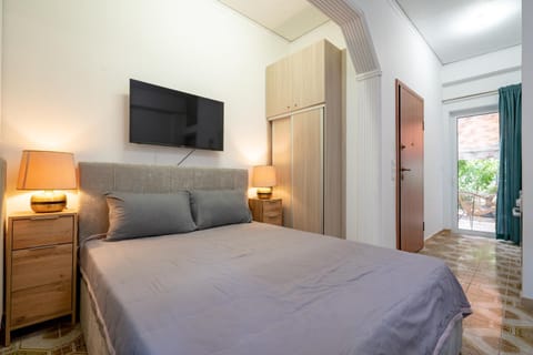 Bed, TV and multimedia, Photo of the whole room, Bedroom, wardrobe