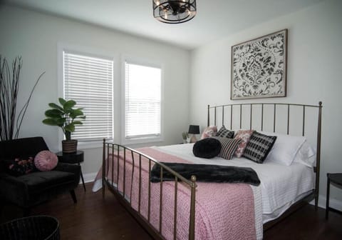 Pink Door Cottage House in Greer