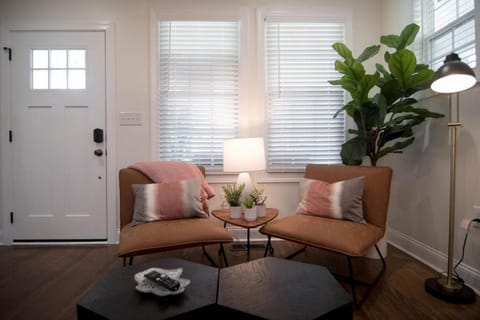 Pink Door Cottage House in Greer