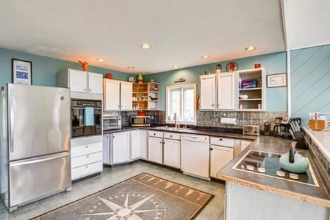 Coastal Lighthouse Retreat 4Mi to Acadia Trails House in Southwest Harbor