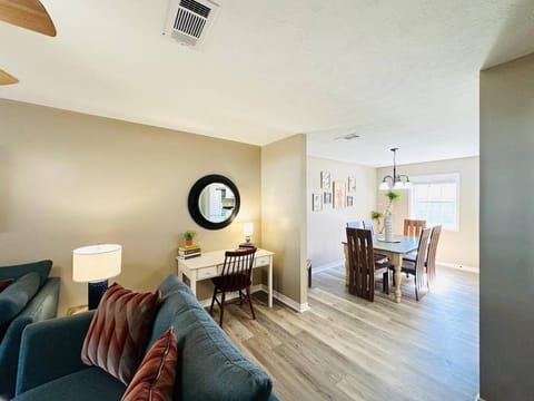 Eastgate 18B beautiful townhouse Apartment in Hammond