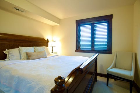 Serene King Suite Retreat on Quiet Mercer Island House in Mercer Island