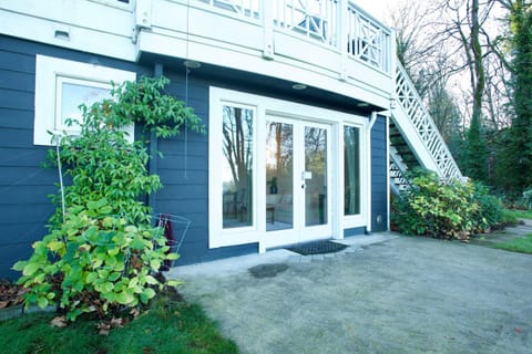 Serene King Suite Retreat on Quiet Mercer Island House in Mercer Island