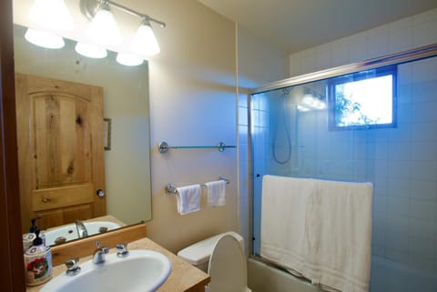 Serene King Suite Retreat on Quiet Mercer Island House in Mercer Island