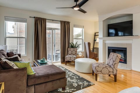 1 Mi to Dtwn Cincinnati Spacious Townhome with Deck House in Over The Rhine