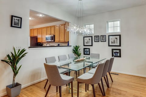 1 Mi to Dtwn Cincinnati Spacious Townhome with Deck House in Over The Rhine