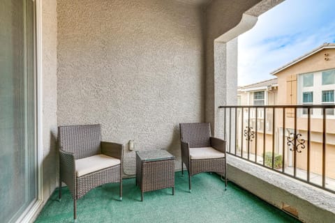 Extended-Stay Ready! Elk Grove Unit with Pool Access House in Elk Grove