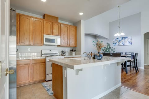 Extended-Stay Ready! Elk Grove Unit with Pool Access House in Elk Grove