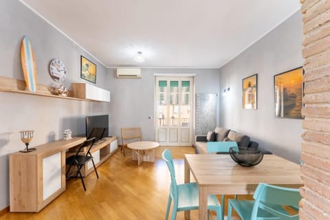 TV and multimedia, Living room, Seating area, Dining area, air conditioner