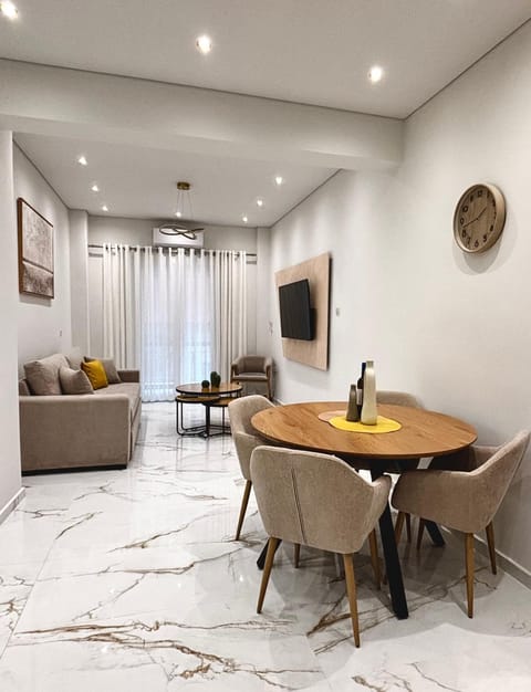 TV and multimedia, Living room, Seating area, Dining area