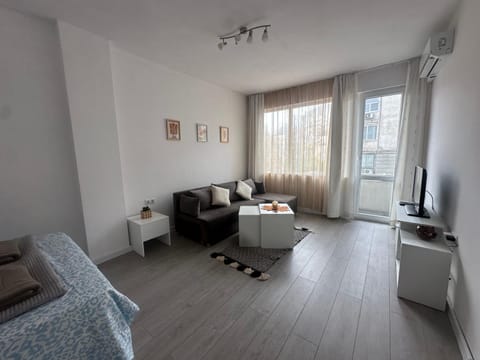 Communal lounge/ TV room, TV and multimedia, Living room, Seating area, Evening entertainment