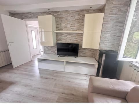 Communal lounge/ TV room, TV and multimedia, Living room, Seating area