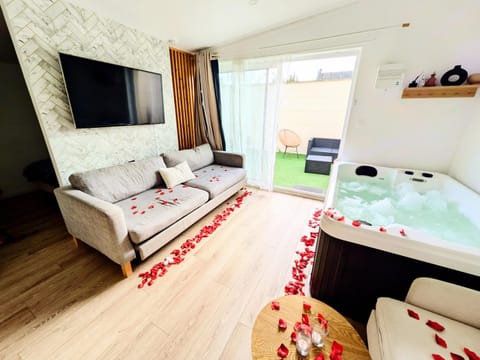 Communal lounge/ TV room, TV and multimedia, Spa and wellness centre/facilities