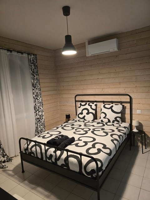 Bed, Bedroom, air conditioner