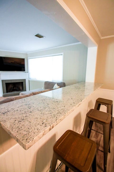 Kitchen or kitchenette, Living room, Seating area, Dining area