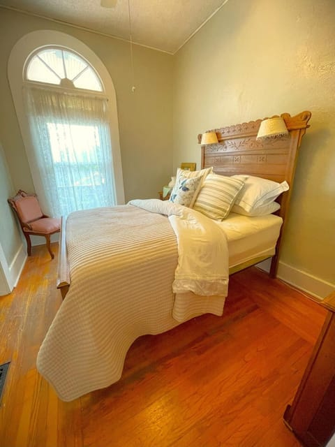 Historic Victorian Apartment Apartment in McGregor