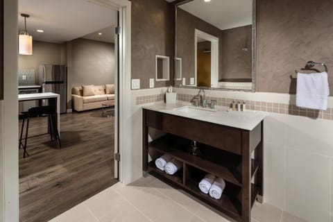 Shower, Toilet, Bathroom, Kitchen or kitchenette, Living room, Decorative detail, Dining area