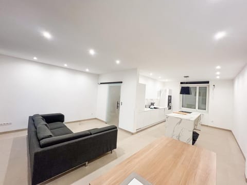 TV and multimedia, Kitchen or kitchenette, Living room, Seating area