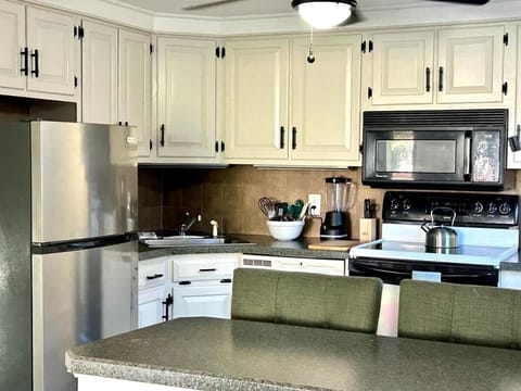 Dining area, dishwasher, oven, pet friendly, stove, toaster