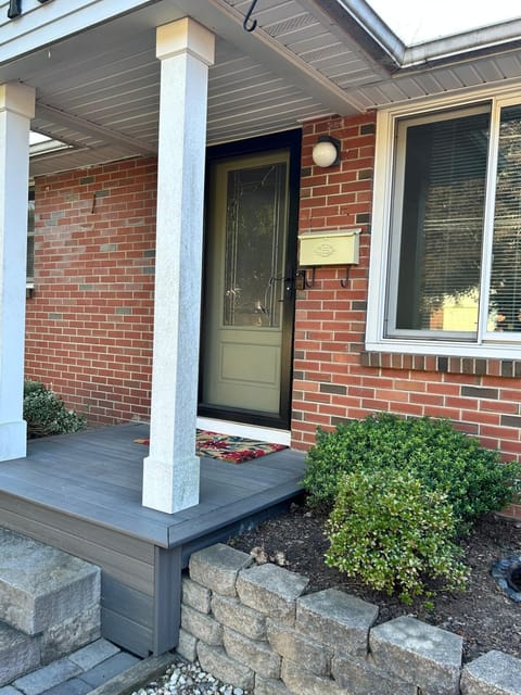 Litchfield Retreat, Wineries, Foliage & Skiing House in Torrington