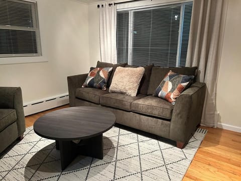 Litchfield Retreat, Wineries, Foliage & Skiing House in Torrington