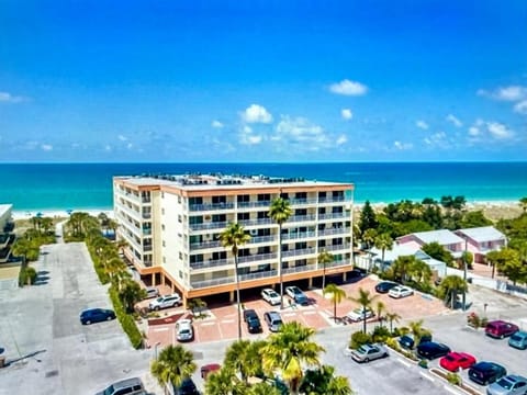 Property building, Bird's eye view, Beach, Sea view, Parking