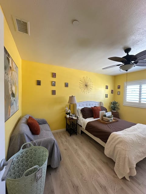 Bed, Photo of the whole room, Seating area