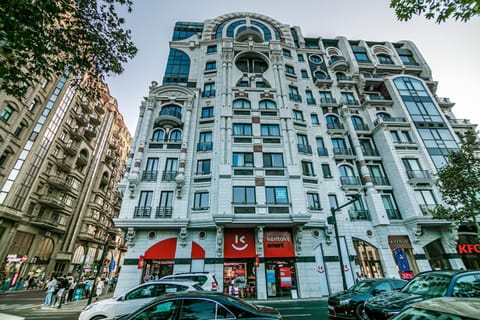 Property building, Day, Neighbourhood, City view, Street view, Location, Parking